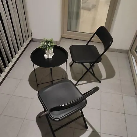 New With Free Garage Parking Near The Airport