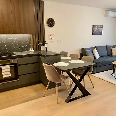 New With Free Garage Parking Near The Airport דירה ברטיסלאבה