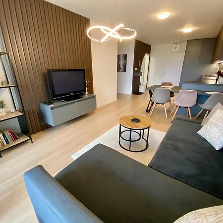 New With Free Garage Parking Near The Airport Apartment