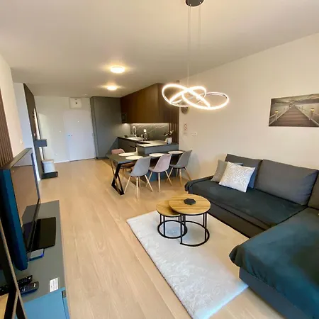 Appartamento New With Free Garage Parking Near The Airport *