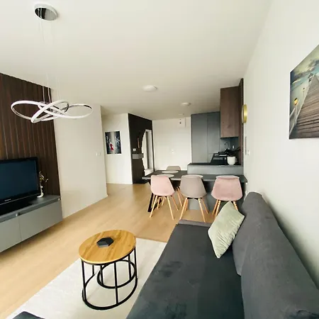 New With Free Garage Parking Near The Airport *