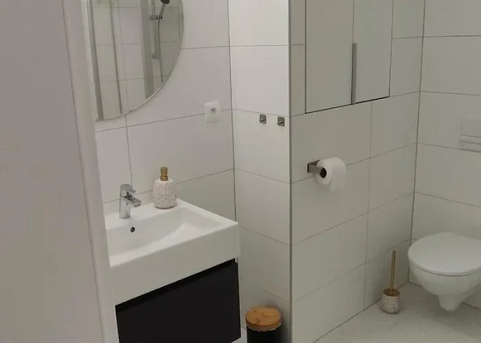 New With Free Garage Parking Near The Airport 브라티슬라바