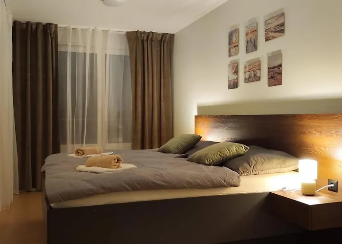 New With Free Garage Parking Near The Airport דירה