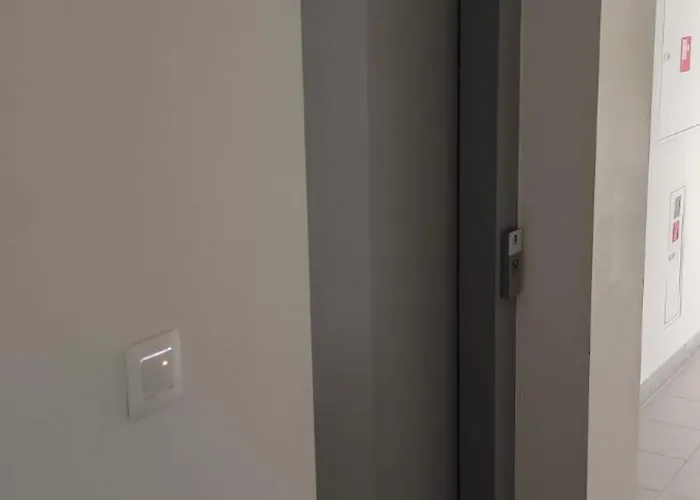 New With Free Garage Parking Near The Airport דירה *