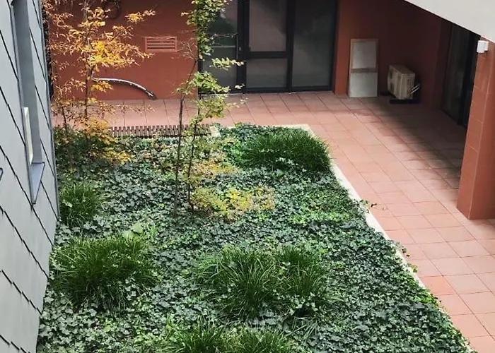 New With Free Garage Parking Near The Airport 아파트 *