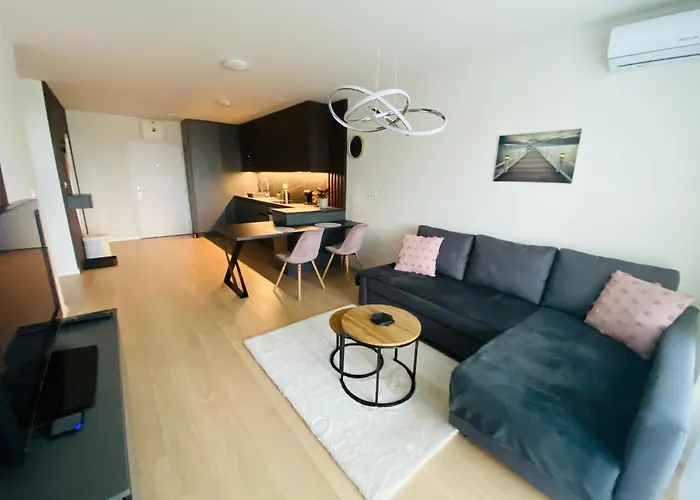 New With Free Garage Parking Near The Airport דירה *