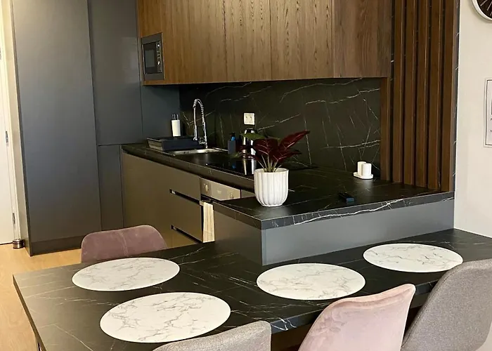 New With Free Garage Parking Near The Airport דירה *