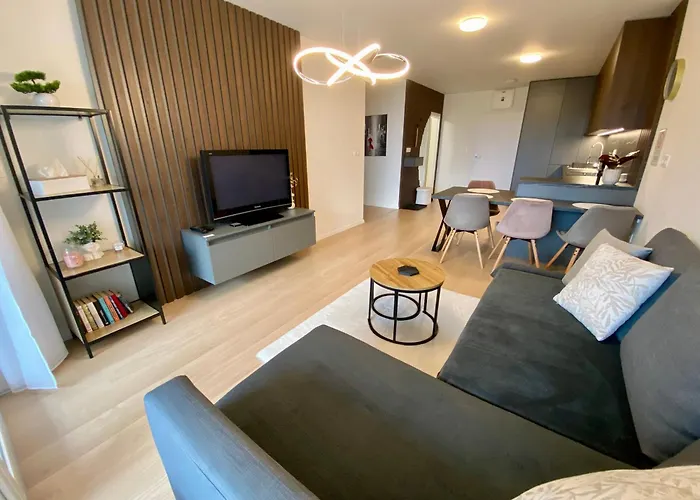 New With Free Garage Parking Near The Airport דירה