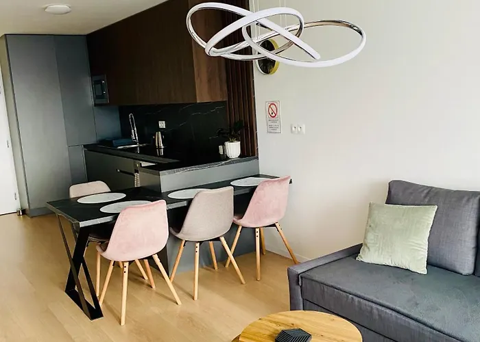 New With Free Garage Parking Near The Airport 브라티슬라바