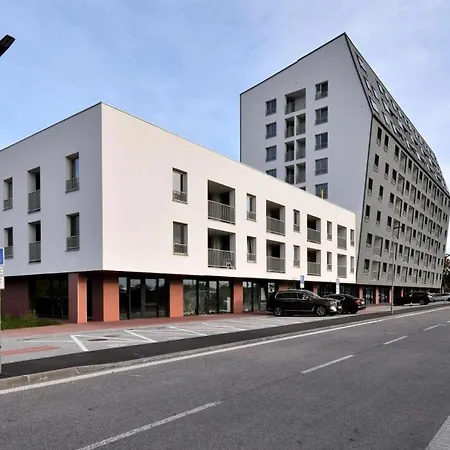 New With Free Garage Parking Near The Airport Apartament